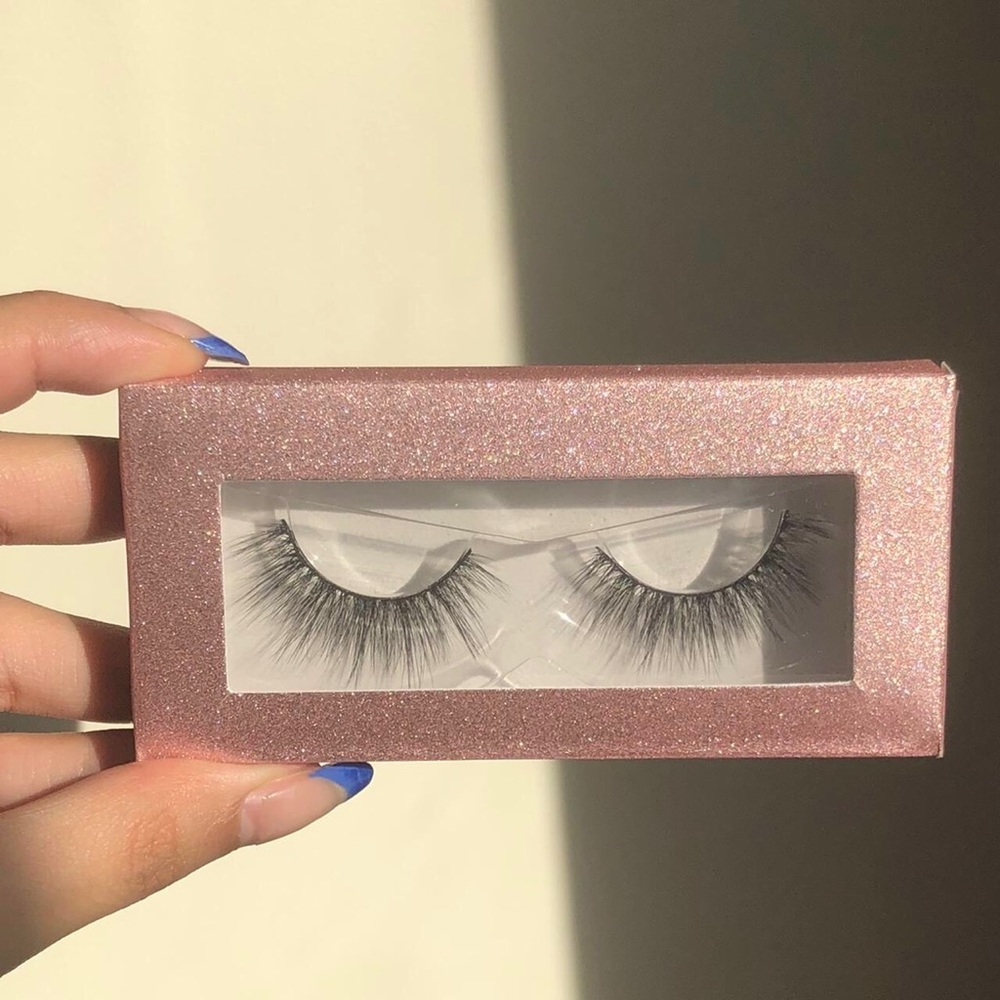 false eyelashes (aquamarine)
